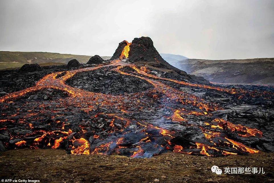 沉寂6千年的火山连续爆发两周，天空被染红，有人却在旁边淡定烤肠