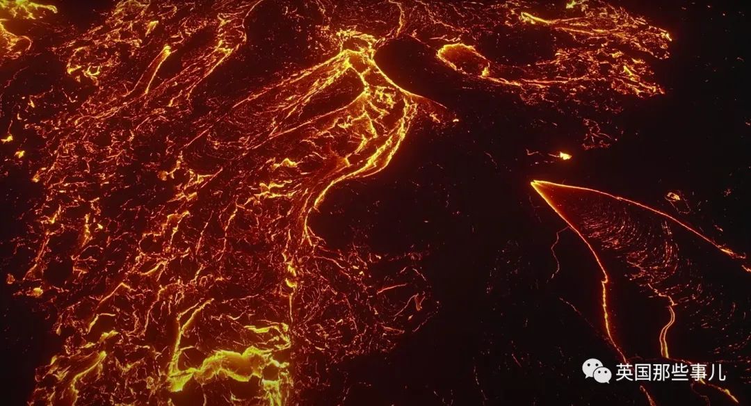 沉寂6千年的火山连续爆发两周，天空被染红，有人却在旁边淡定烤肠